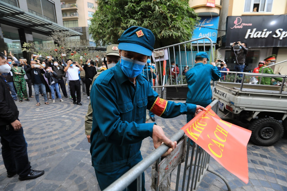 Đúng 17 giờ ngày 5/2/2021, quận Đống Đa đã dỡ phong toả chung cư Sky City Tower ở 88 Láng Hạ. (Ảnh: Thành Đạt/TTXVN)