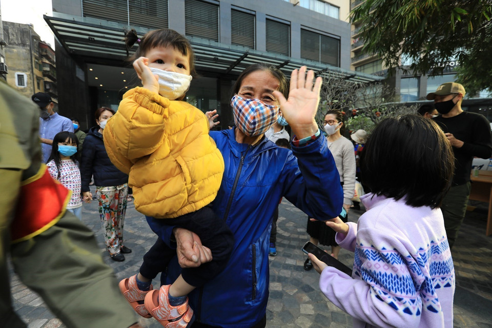 Niềm vui của cư dân sinh sống tại chung cư Sky City Tower sau lệnh dỡ bỏ cách ly. (Ảnh: Thành Đạt/TTXVN)