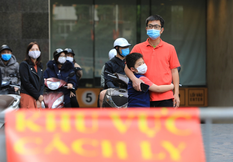 Các cư dân sinh sống tại chung cư Sky City Tower hồi hộp, phấn khởi chờ đến giờ dỡ bỏ cách ly. (Ảnh: Thành Đạt/TTXVN)