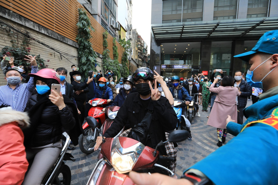 Niềm vui của cư dân sinh sống tại chung cư Sky City Tower sau lệnh dỡ bỏ cách ly. (Ảnh: Thành Đạt/TTXVN)