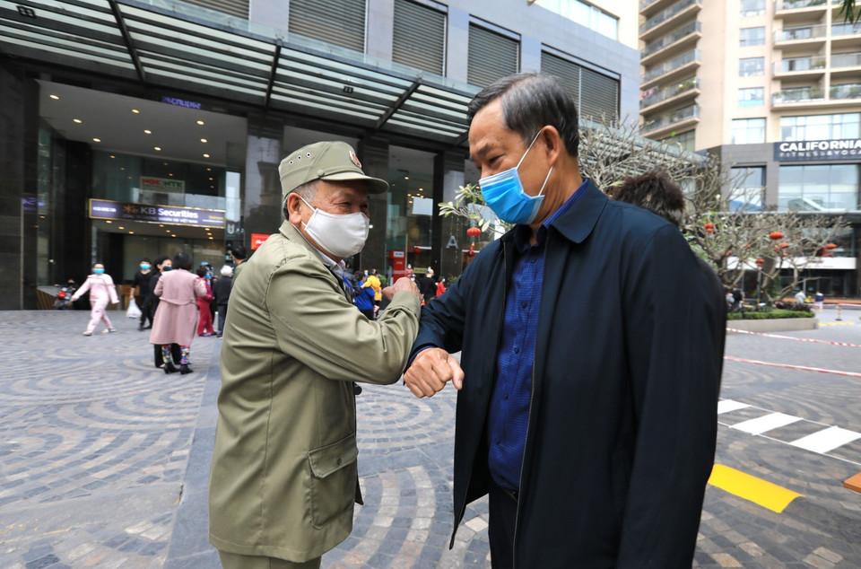 Niềm vui của cư dân sinh sống tại chung cư Sky City Tower sau lệnh dỡ bỏ cách ly. (Ảnh: Thành Đạt/TTXVN)