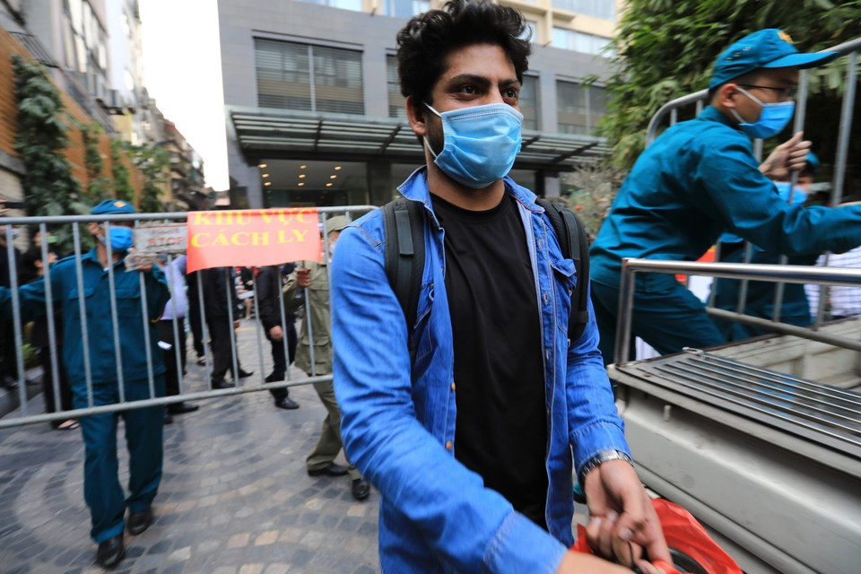 Đúng 17h00 ngày 5/2, lực lượng chức năng quận Đống Đa dỡ bỏ hàng rào cách ly chung cư Sky City Tower. (Ảnh: Thành Đạt/TTXVN)