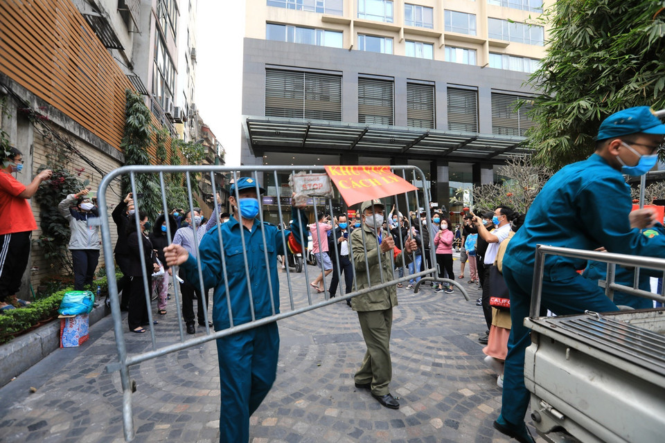 Lực lượng chức năng quận Đống Đa dỡ bỏ hàng rào cách ly chung cư Sky City Tower đúng 17h00 ngày 5/2. (Ảnh: Thành Đạt/TTXVN)