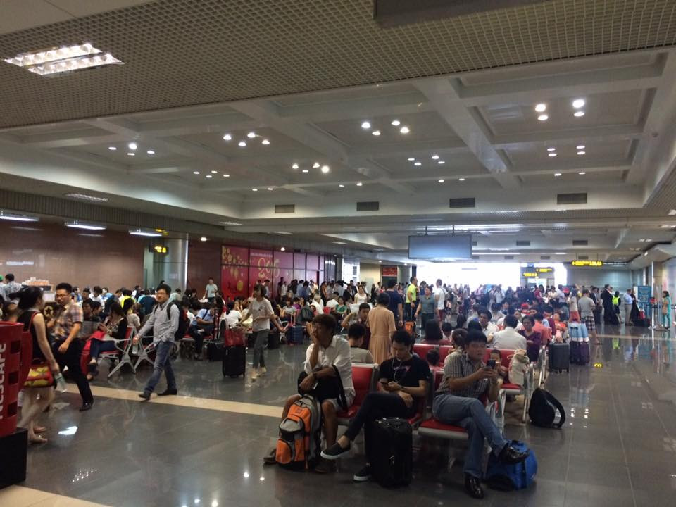 Hành khách sốt ruột chờ đợi thông báo về chuyến bay. (Ảnh: Bích Hằng/Vietnam+)