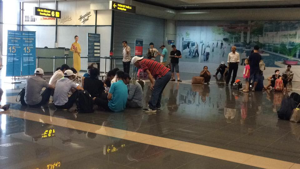 Hành khách vạ vật tại sân bay. (Ảnh: Bích Hằng/Vietnam+)