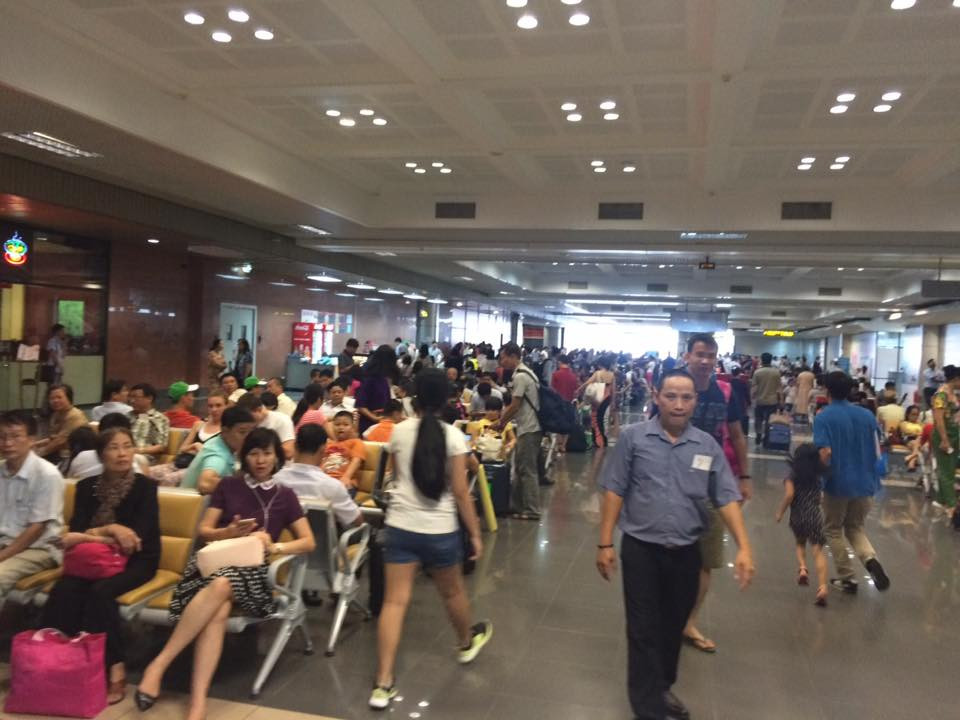 Hầu hết các chuyến bay trong nước vào sáng nay đều bị hoãn. (Ảnh: Bích Hằng/Vietnam+)