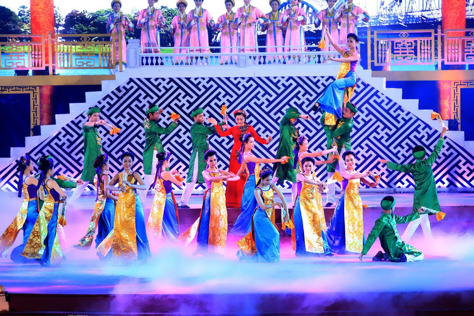 Một tiết mục biểu diễn trong lễ bế mạc. (Ảnh: Hoàng Hùng/TTXVN)