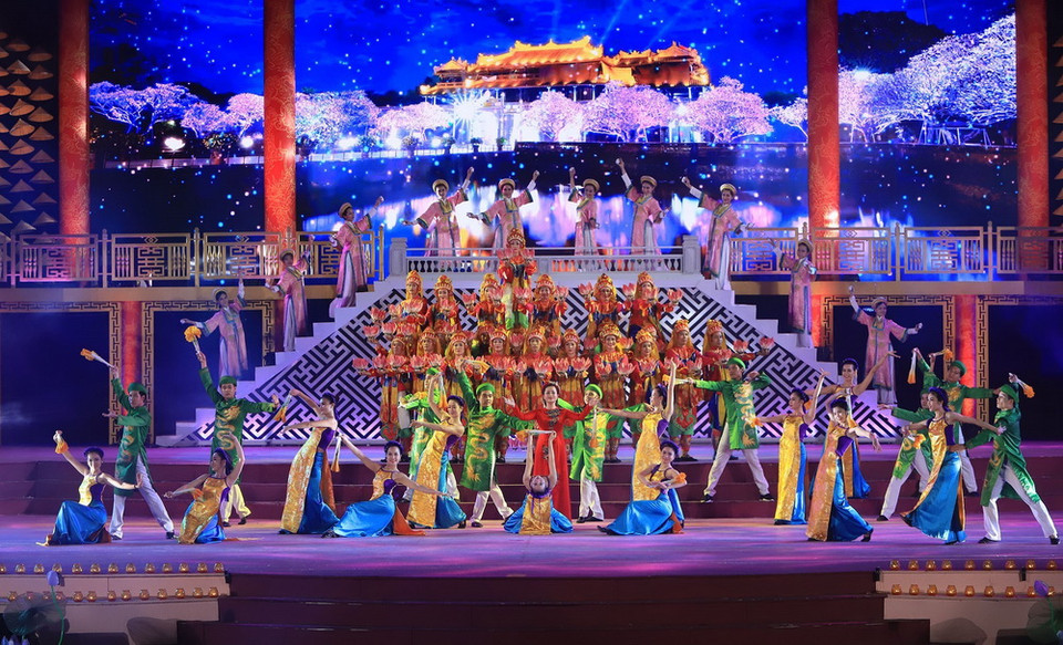 Một tiết mục biểu diễn trong lễ bế mạc. (Ảnh: Hoàng Hùng/TTXVN)