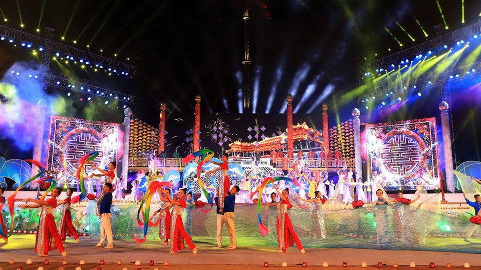 Một tiết mục biểu diễn trong lễ bế mạc. (Ảnh: Hoàng Hùng/TTXVN)