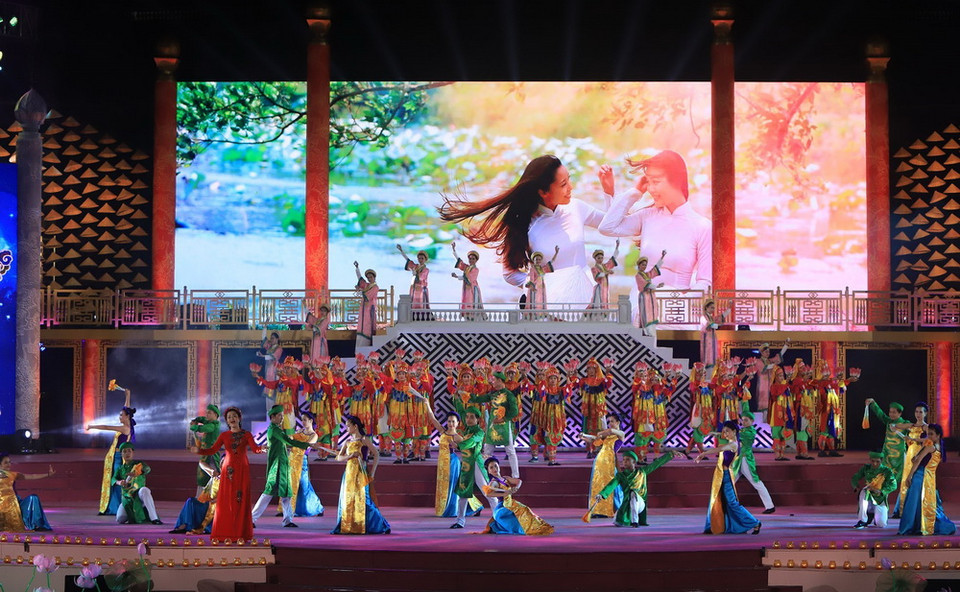 Một tiết mục biểu diễn trong lễ bế mạc. (Ảnh: Hoàng Hùng/TTXVN)