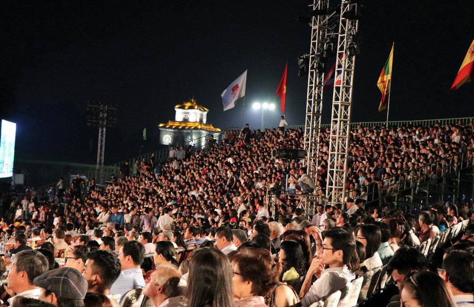 Hàng vạn người dân và khách du lịch tham dự lễ bế mạc Festival Huế 2018. (Ảnh: Quốc Việt/TTXVN)