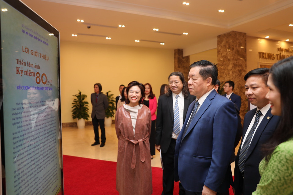 Ông Nguyễn Trọng Nghĩa, Bí thư Trung ương Đảng, Trưởng ban Tuyên giáo Trung ương cùng các đại biểu tham quan triển lãm. (Ảnh: Thanh Tùng/TTXVN)