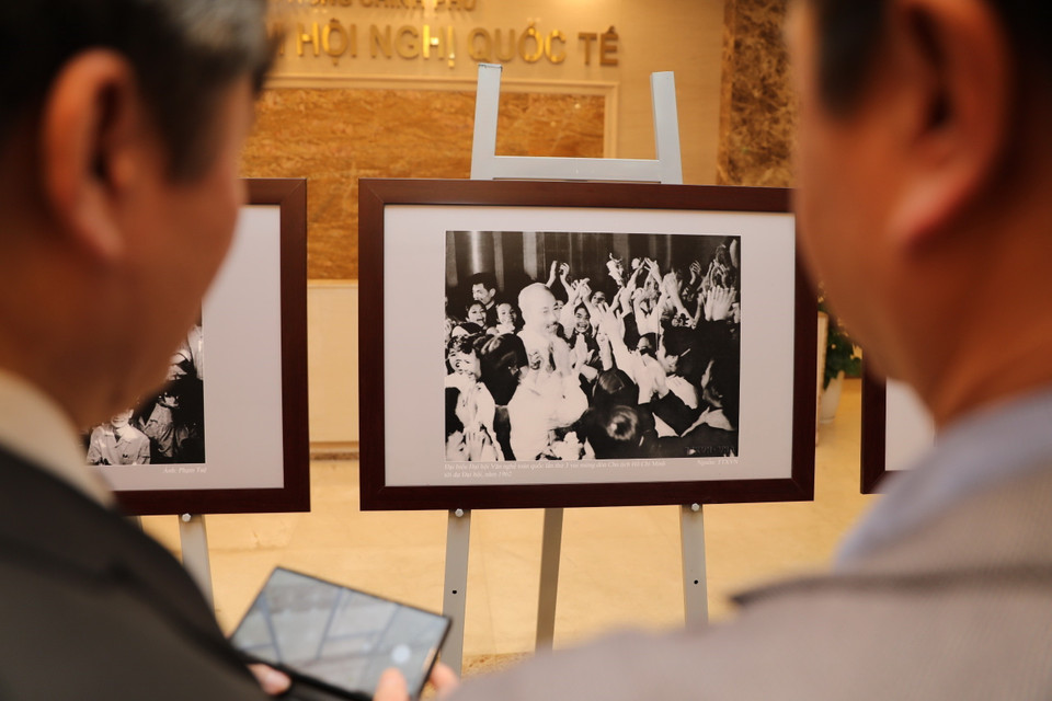 Các đại biểu tham quan triển lãm. (Ảnh: Thanh Tùng/TTXVN)