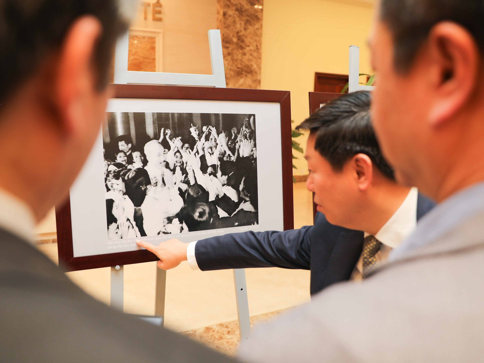 Đại biểu tham quan triển lãm. (Ảnh: Thanh Tùng/TTXVN)