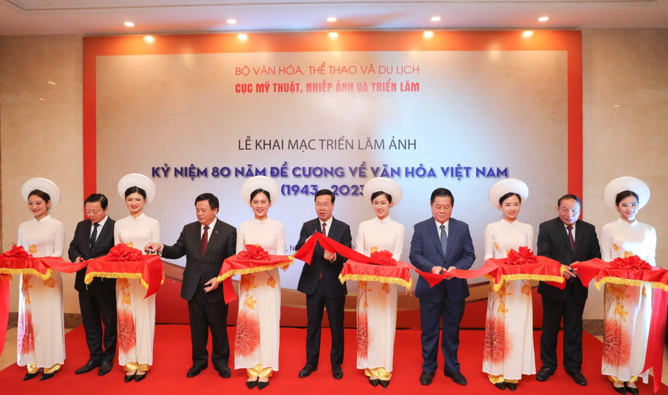 Lễ cắt băng khai mạc triển lãm. (Ảnh: Thanh Tùng/TTXVN)