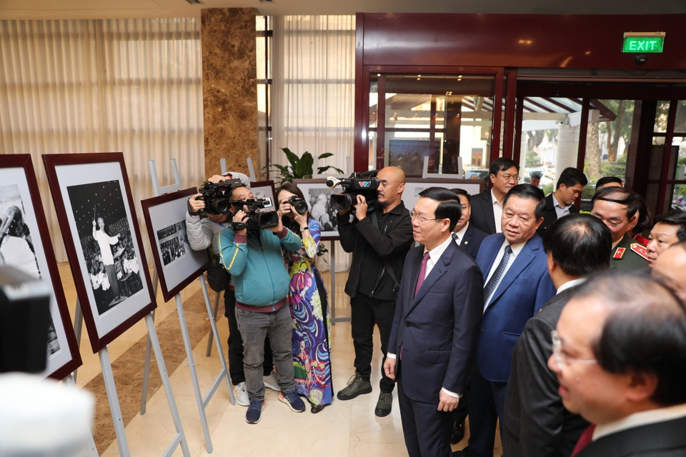 Các đại biểu tham quam triển lãm. (Ảnh: Thanh Tùng/TTXVN)