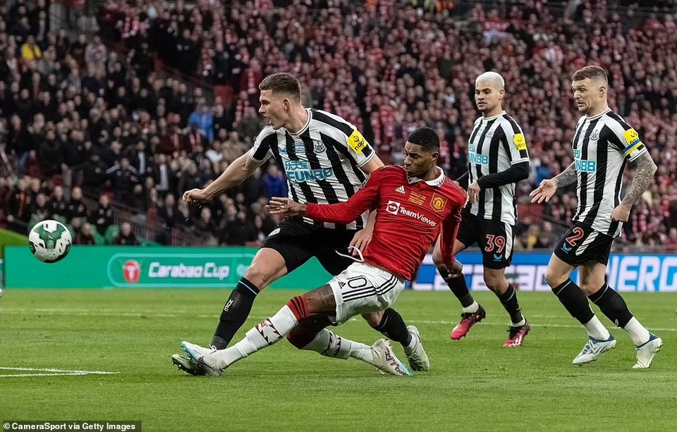 6 phút sau, Marcus Rashford dứt điểm chạm chân Sven Botman đưa bóng vào lưới, nhân đôi cách biệt cho Quỷ đỏ. (Nguồn: Getty Images)
