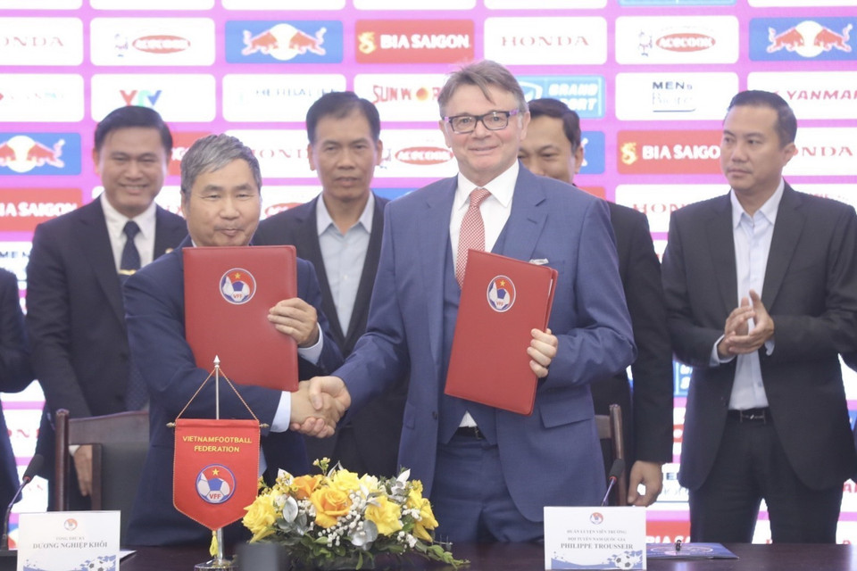 Hợp đồng của ông Philippe Troussier với VFF có thời hạn 3 năm. (Ảnh: Minh Quyết/TTXVN)