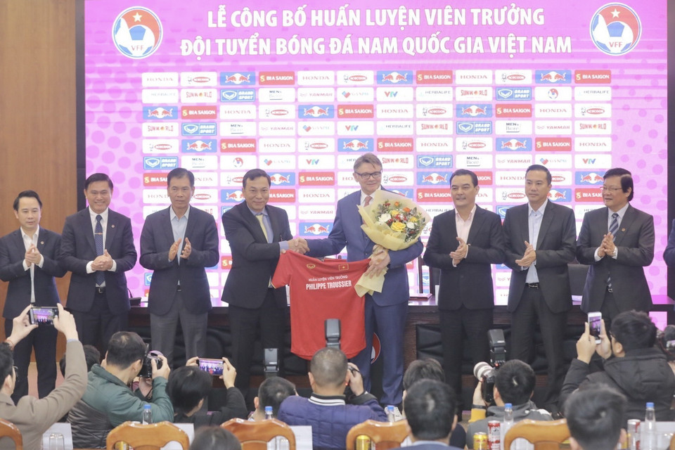 Ông Trần Quốc Tuấn, Chủ tịch VFF tặng hoa và áo cho huấn luyện viên Philippe Troussier. (Ảnh: Minh Quyết/TTXVN)