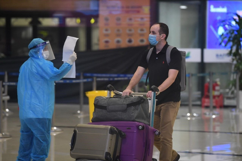 Những hành khách đầu tiên xuống sân bay Nội Bài (Hà Nội) trên chuyến bay VN216 của Vietnam Airlines. (Ảnh: TTXVN)