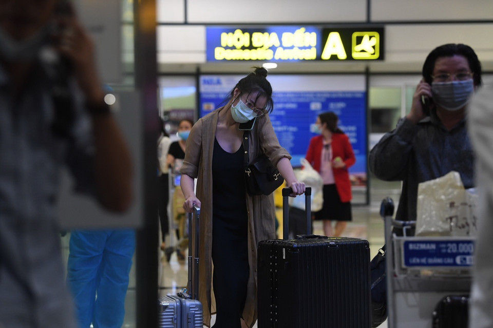 Hành khách trên chuyến bay VN 216 xuống sân bay Nội Bài. (Ảnh: TTXVN)