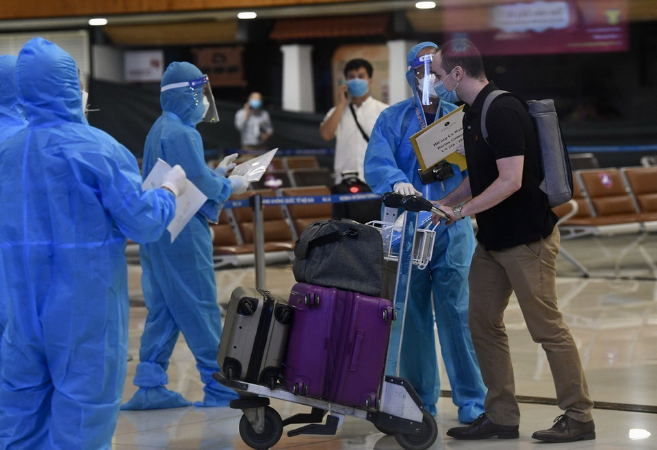 Các hành khách sau khi về đến nơi cư trú sẽ tự cách ly tại nhà trong thời gian 7 ngày. (Ảnh: TTXVN)