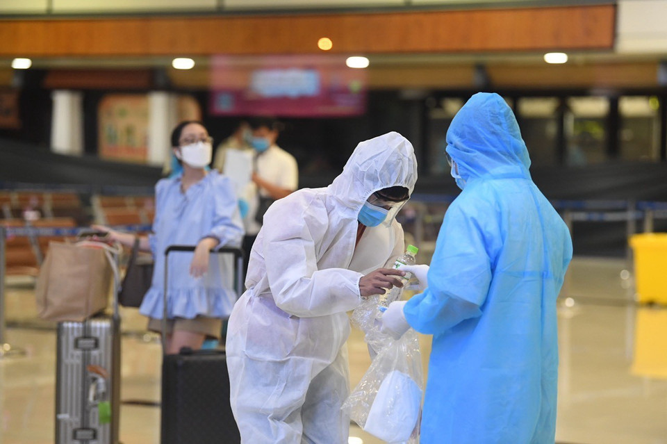 Những hành khách đầu tiên xuống sân bay Nội Bài (Hà Nội) trên chuyến bay VN216 của Vietnam Airlines. (Ảnh: TTXVN)