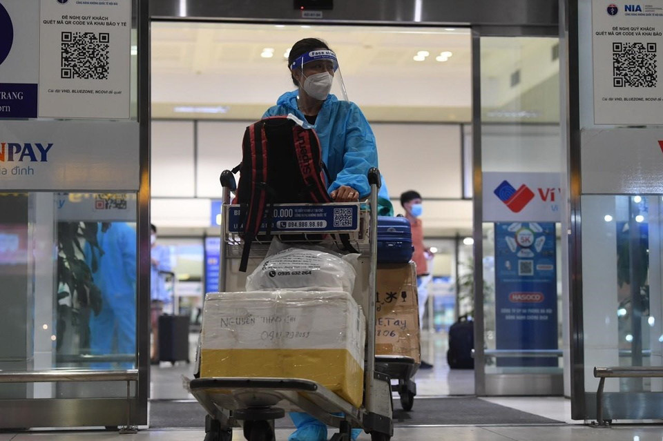 Hành khách trên chuyến bay phải tuân thủ chặt chẽ các điều kiện về xét nghiệm âm tính, tiêm chủng vaccine Covid-19, khai báo y tế và thực hiện thông điệp 5K. (Ảnh: TTXVN)