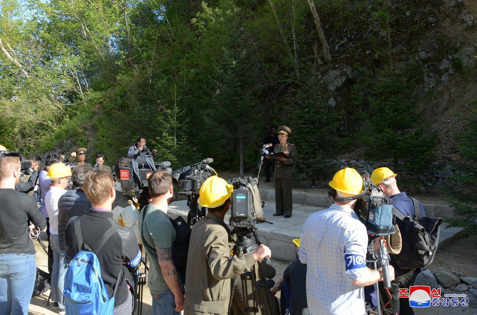 Quan chức Triều Tiên thông báo về quá trình dỡ bỏ bãi thử hạt nhân Punggye-ri ở tỉnh Bắc Hamgyong trước các phóng viên nước ngoài ngày 24/5. (Nguồn: YONHAP/TTXVN)