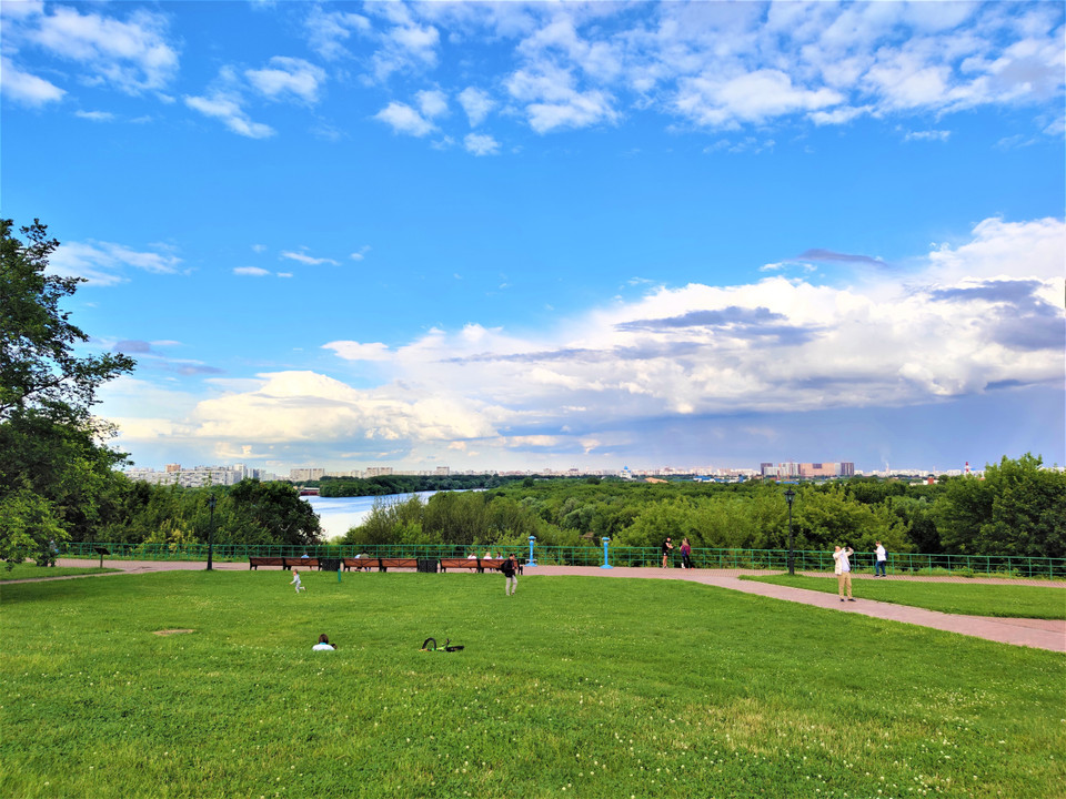 Phong cảnh tuyệt đẹp nhìn từ đồi ra sông Moskva trong công viên Kolomen. (Ảnh: Duy Trinh/TTXVN)