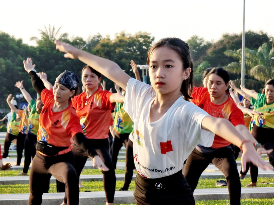 Yoga là môn thể thao thu hút mọi lứa tuổi tham gia luyện tập. (Ảnh: Nguyễn Thành/TTXVN)