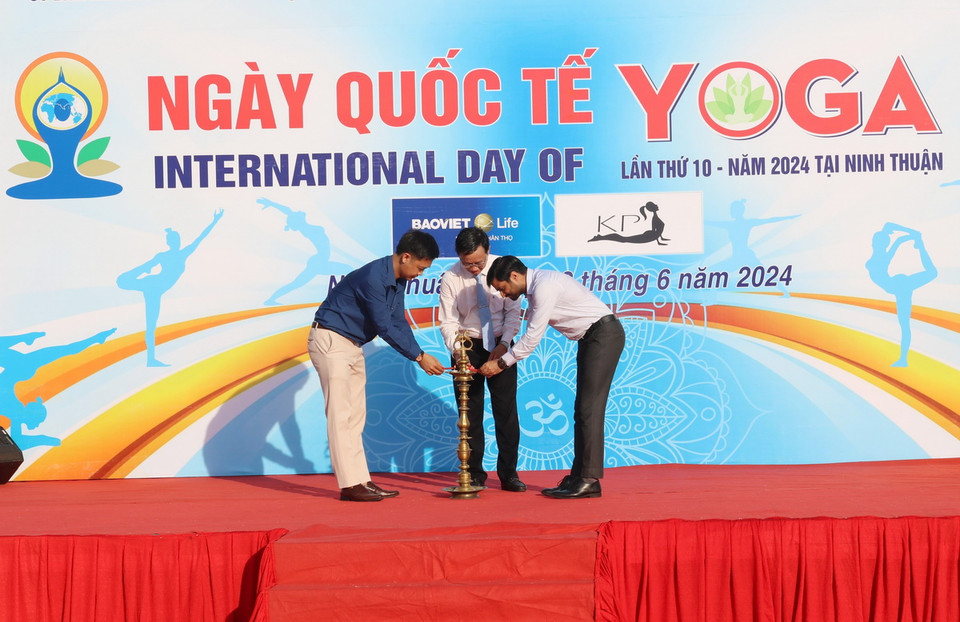 Nghi thức thắp đèn tại Chương trình Ngày Quốc tế Yoga lần thứ 10 năm 2024 tại Ninh Thuận. (Ảnh: Nguyễn Thành/TTXVN)