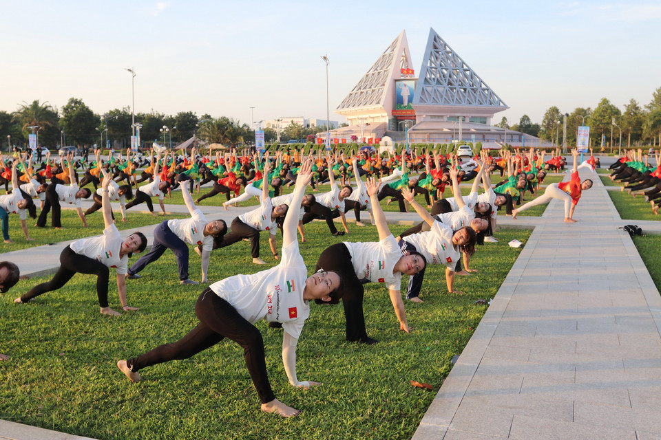 Màn trình diễn Yoga tại Chương trình. (Ảnh: Nguyễn Thành/TTXVN)