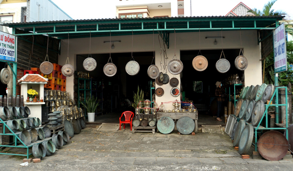 Du khách sẽ đi hết ngạc nhiên này đến kinh ngạc khác trước sự khéo léo, sáng tạo và đầy kinh nghiệm của các nghệ nhân khi đến tham quan, trải nghiệm tại làng nghề đúc đồng truyền thống Phước Kiều. (Ảnh: Phước Tuệ/TTXVN) 