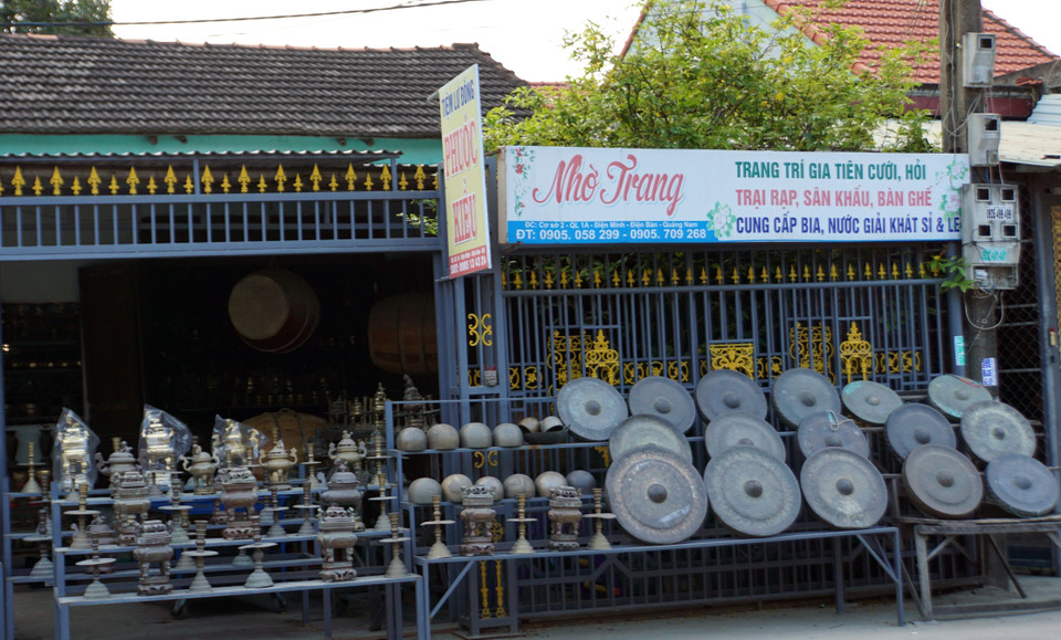 Các sản phẩm của làng nghề đúc đồng truyền thống Phước Kiều đang được bày bán tại một số cửa hàng dọc hai bên quốc lộ 1A, trên địa bàn xã Điện Phương. (Ảnh: Phước Tuệ/TTXVN) 