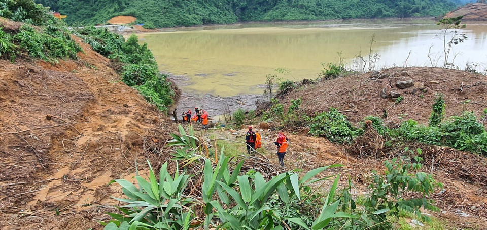 Lực lượng cứu hộ triển khai đưa người bị thương vào bờ. (Ảnh: TTXVN phát)