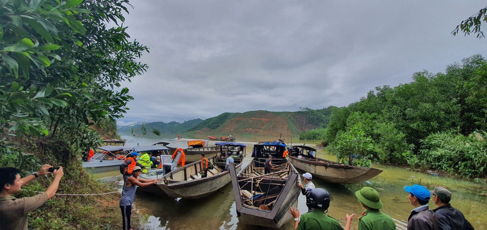 Lực lượng cứu hộ triển khai đưa người bị thương vào bờ. (Ảnh: TTXVN phát)