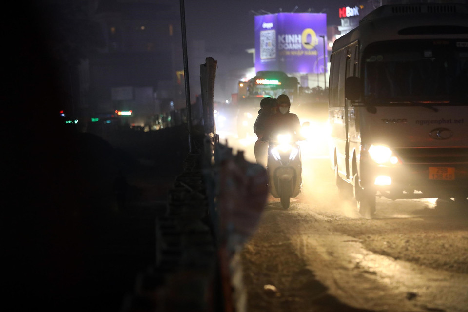 Tuyến đường luôn trong tình trạng khói bụi do vật liệu xây dựng rơi vãi trong quá trình thi công. (Ảnh: Huy Hùng/TTXVN)