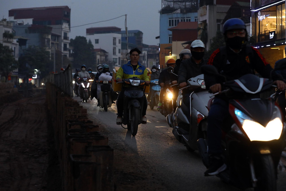 Nhiều đoạn trên đường Âu Cơ ánh sáng thiếu nên người tham gia giao thông phải rất cẩn thận khi đi qua khu vực thi công. (Ảnh: Huy Hùng/TTXVN)