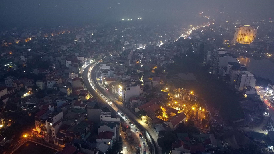 Dự án hạ đê sông Hồng mở rộng đường Âu Cơ (Tây Hồ, Hà Nội) vừa tái thi công trở lại từ tháng 11/2023 sau 4 tháng tạm dừng. (Ảnh: Huy Hùng/TTXVN)