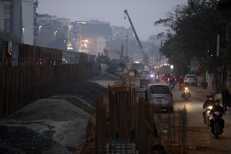 Khu vực dưới chân đê các đơn vị thi công hầu như không che chắn, thiếu ánh sáng rất dễ dẫn đến tai nạn giao thông cho người dân. (Ảnh: Huy Hùng/TTXVN)
