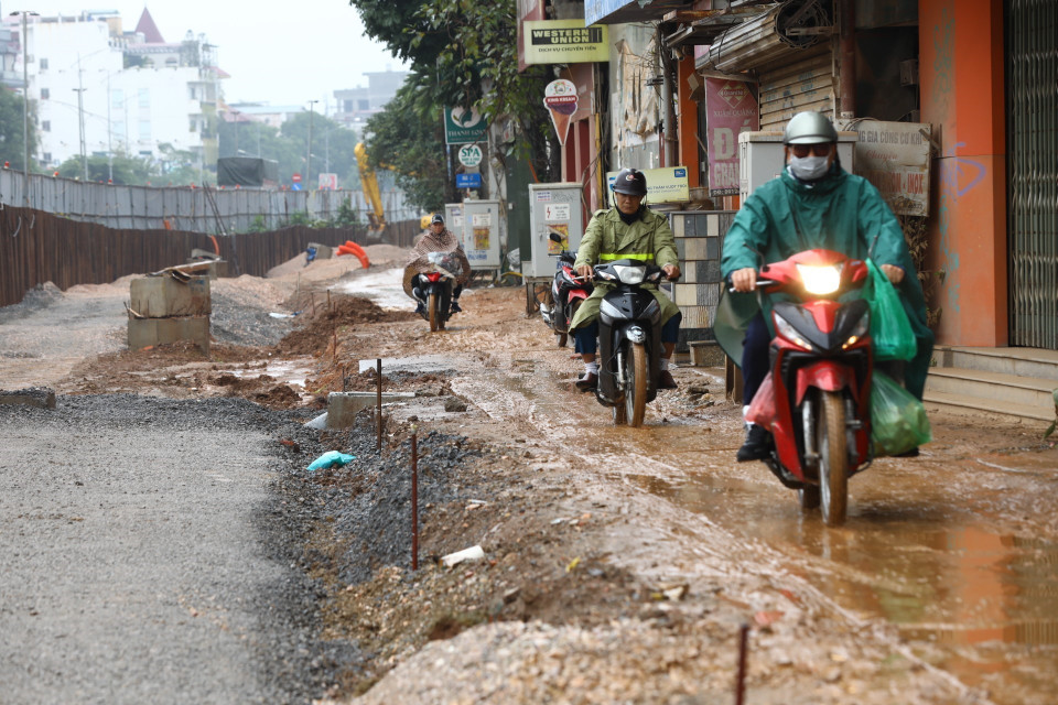 Trời mưa tuyến đường trở nên lầy lội, nguy hiểm cho người tham gia giao thông trên tuyến đường. (Ảnh: Huy Hùng/TTXVN)