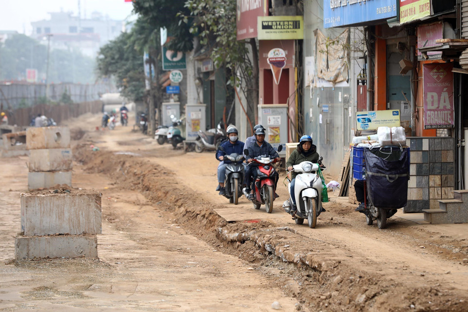 Công tác vệ sinh, đảm bảo an toàn cho phương tiện qua lại chưa được các đơn vị thi công quan tâm. (Ảnh: Huy Hùng/TTXVN)