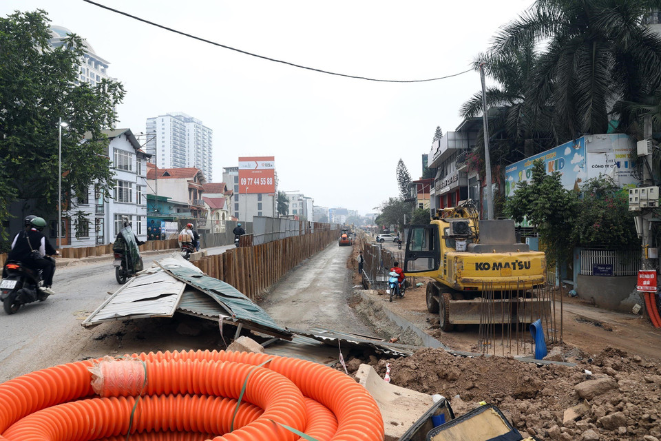 Tại công trường nhiều vật liệu xây dựng ngổn ngang tiềm ẩn nguy hiểm cho người tham gia giao thông. (Ảnh: Huy Hùng/TTXVN)