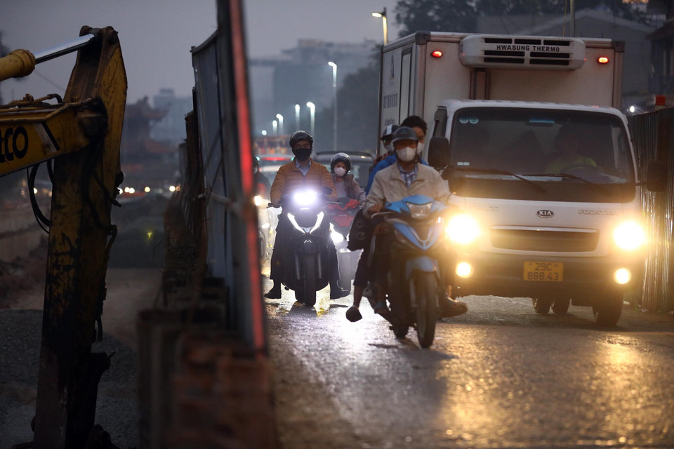 Ở một số khu vực công trường thi công sát đường có mật độ phương tiện cao chỉ được nhà thầu che chắn thô sơ. (Ảnh: Huy Hùng/TTXVN)