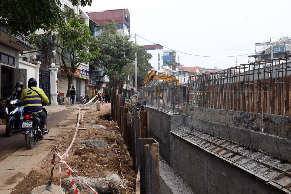 Đoạn đường dưới chân đê khu vực có người dân đi lại chỉ được căng dây rất sơ sài, dễ gây tai nạn giao thông. (Ảnh: Huy Hùng/TTXVN)