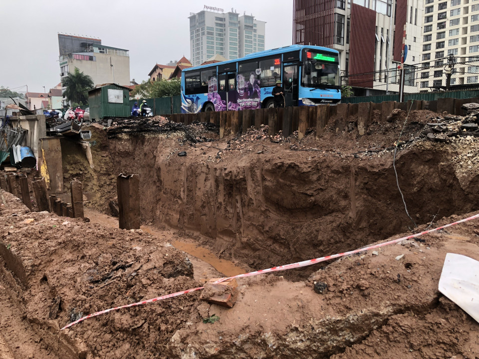 Đơn vị thi công chưa quan tâm đến việc đảm bảo an toàn giao thông trên tuyến, tiềm ẩn nhiều nguy cơ tai nạn giao thông. (Ảnh: Huy Hùng/TTXVN)