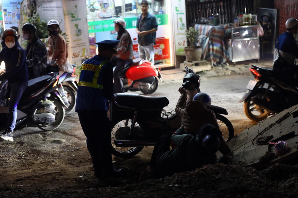 Người tham gia giao thông bị ngã do trong quá trình thi công vật liệu bị rơi ra lòng đường. (Ảnh: Huy Hùng/TTXVN)