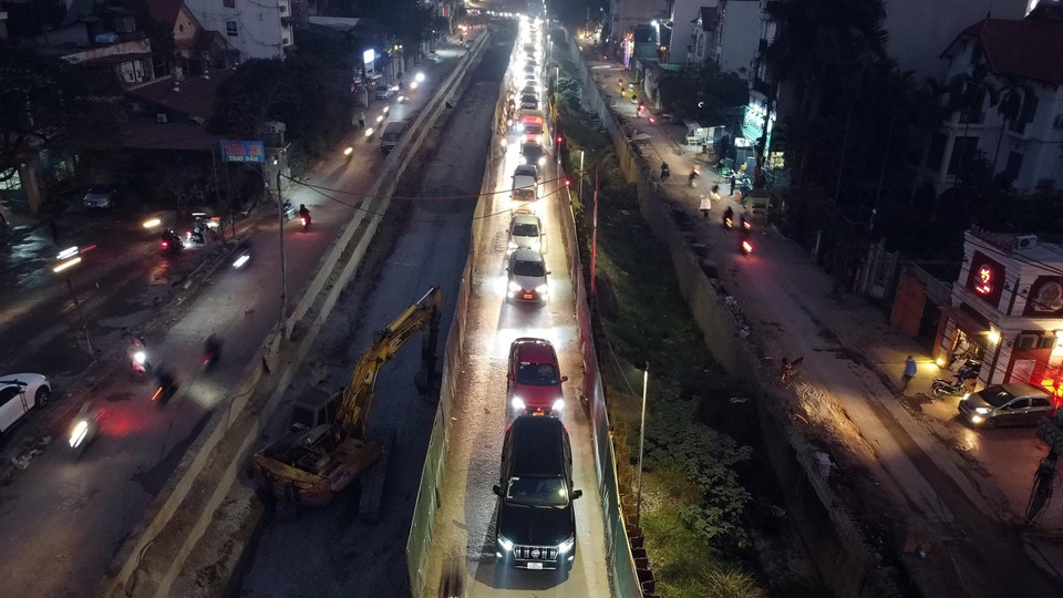 Nhiều đoạn trên đường Âu Cơ được rào chắn để phục vụ thi công, phần đường còn lại cho lưu thông nên thường xuyên diễn ra tình trạng ùn tắc. (Ảnh: Huy Hùng/TTXVN)