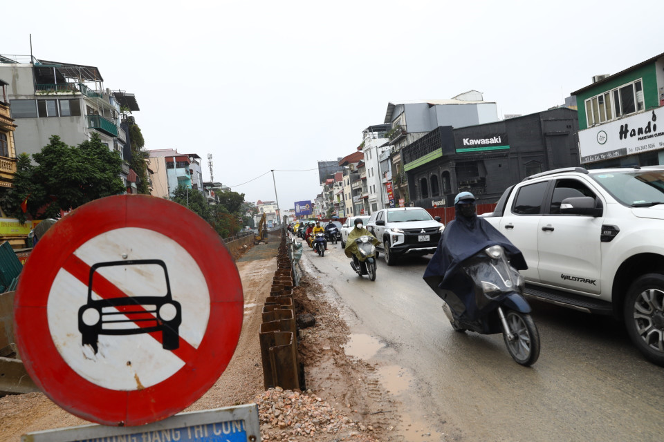 Trời mưa di chuyển trên tuyến đường tiềm ẩn nhiều nguy cơ tai nạn giao thông. (Ảnh: Huy Hùng/TTXVN)